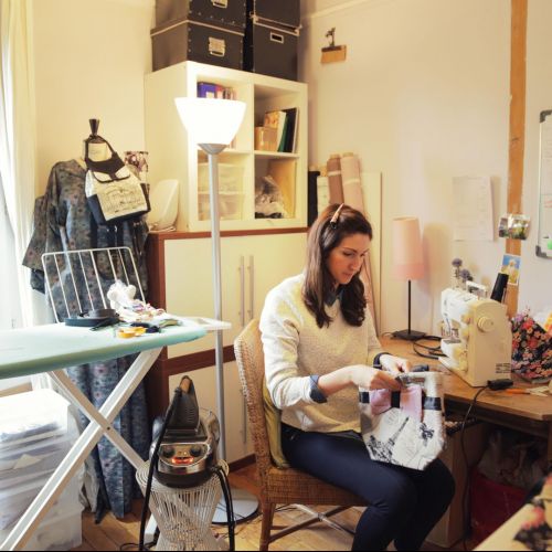 Aurélia Venel travaille sur un sac dans son atelier